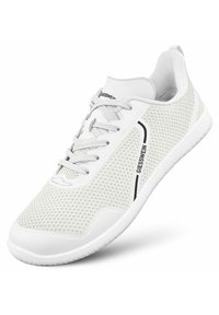 Weißer Sportschuh mit atmungsaktivem Mesh-Obermaterial, Schnürverschluss, kontrastierendem schwarzem Logo und strukturiertem Gummisohle.