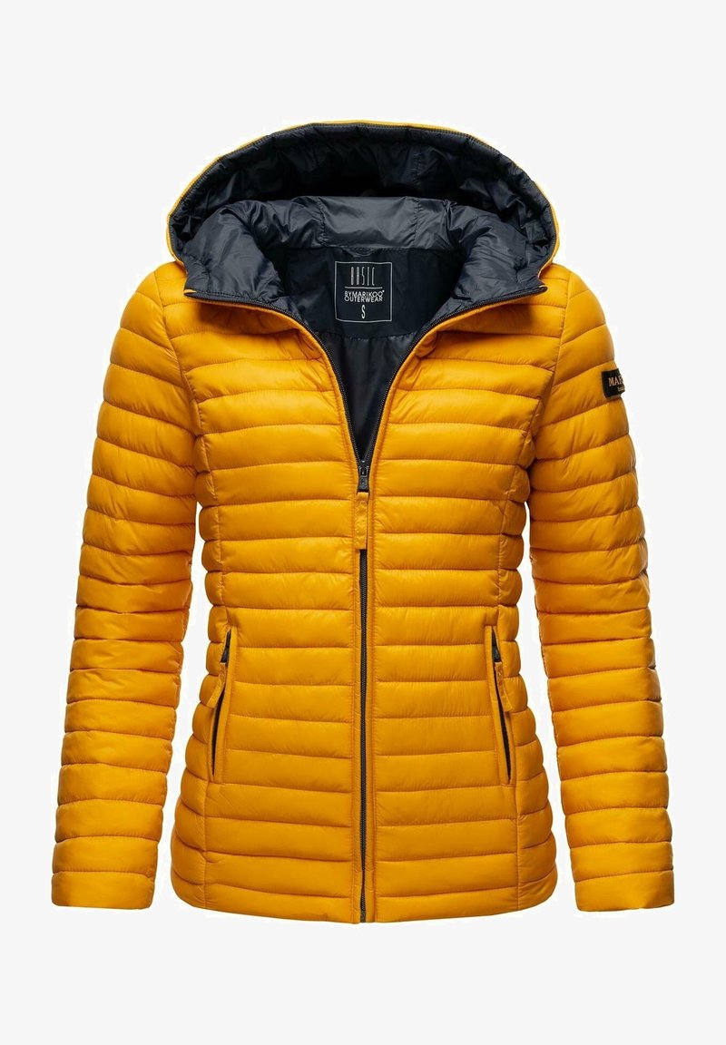 Veste matelassée jaune pour femme avec fermeture éclair noire, poches latérales et capuche attachée doublée de tissu noir.