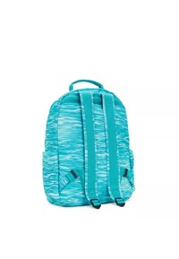 Tyrkysový batoh s vlnkovým vzorem, dvě nastavitelné popruhy, horní rukojeť a boční kapsy; vyrobený z odolného materiálu a s elegantním designem.