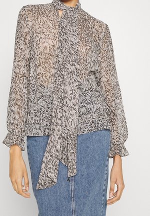 Transparante blouse in beige en grijs dierenprint, met een hoge hals, lange mouwen met geplooide manchetten en een strikdetail aan de voorkant.
