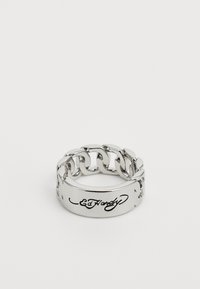 Sølv metallring med kjedelink design og en jevn ring. Merkbare detaljer inkluderer den gravert "Ed Hardy" signaturen.