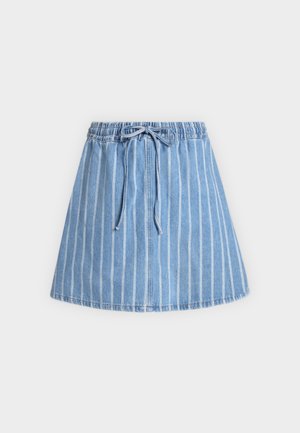 Φούστα από ανοιχτό μπλε τζιν με λευκές κάθετες ρίγες, ελαστική μέση και κορδόνι μπροστά.