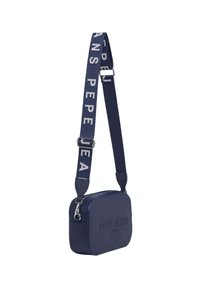 Bolso bandolera azul marino hecho de material sintético texturizado, con un logo prominente y una correa ajustable con la inscripción "PEPE JEANS".