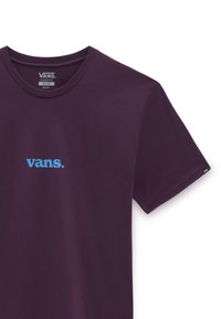 Camiseta de ajuste clásico de Vans en morado oscuro, con un logo azul en el frente. Manga corta y escote redondo con una textura de algodón suave.