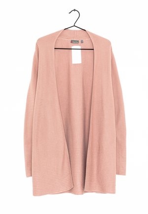 Lichtroze geribde open voorkant cardigan hangend aan een zwarte hanger met een wit prijskaartje bevestigd bij de halslijn.