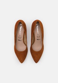 Brązowe zamszowe szpilki z ostry noskiem, z wyściółką na wkładce i gładką wewnętrzną podszewką. Rozmiar 39 widoczny na wkładce.