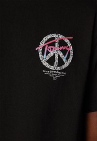 Tommy Jeans GRAPHIC TEE - Camiseta estampada - black