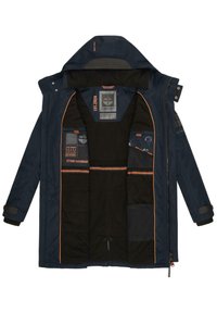 Veste extérieure bleu marine avec un intérieur en polaire noire, des accents orange, plusieurs poches et une capuche amovible. Fermeture éclair.