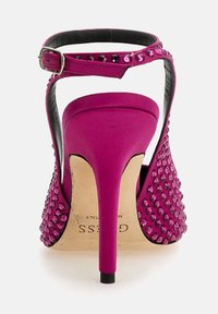 Fuksijos spalvos aukštakulniai sandalai su kulkšnies dirželiu, puošti kalnų krištolo akmenimis išorėje ir lygiu kulnu. turi tekstūruotą vidpadį.