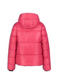 Veste d'hiver matelassée rose vif avec capuche, vue de l'arrière, présentant un matelassage horizontal et des manches longues.