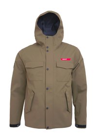 Giacca impermeabile marrone con cappuccio, chiusura anteriore a bottoni, due tasche sul petto, tasche laterali e un accento logo rosso sul petto.
