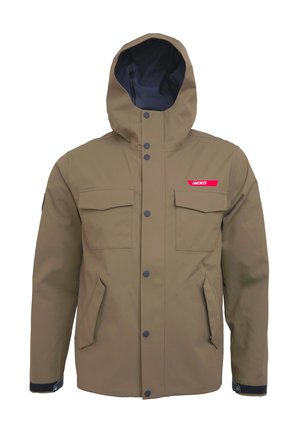 Brązowa wodoodporna kurtka z kapturem, z przodu zapięcie na napy, dwa kieszenie na piersi, kieszenie boczne oraz czerwony akcent z logo na klatce piersiowej.