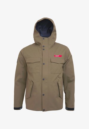 Brązowa wodoodporna kurtka z kapturem, z przodu zapięcie na napy, dwa kieszenie na piersi, kieszenie boczne oraz czerwony akcent z logo na klatce piersiowej.