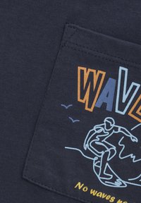 Námornícky bavlněný T-shirt s potiskem na kapse, na kterém je nápis "WAVE" v oranžové a modré barvě, grafika surfaře a text "Žádné vlny, žádná zábava" v žluté.