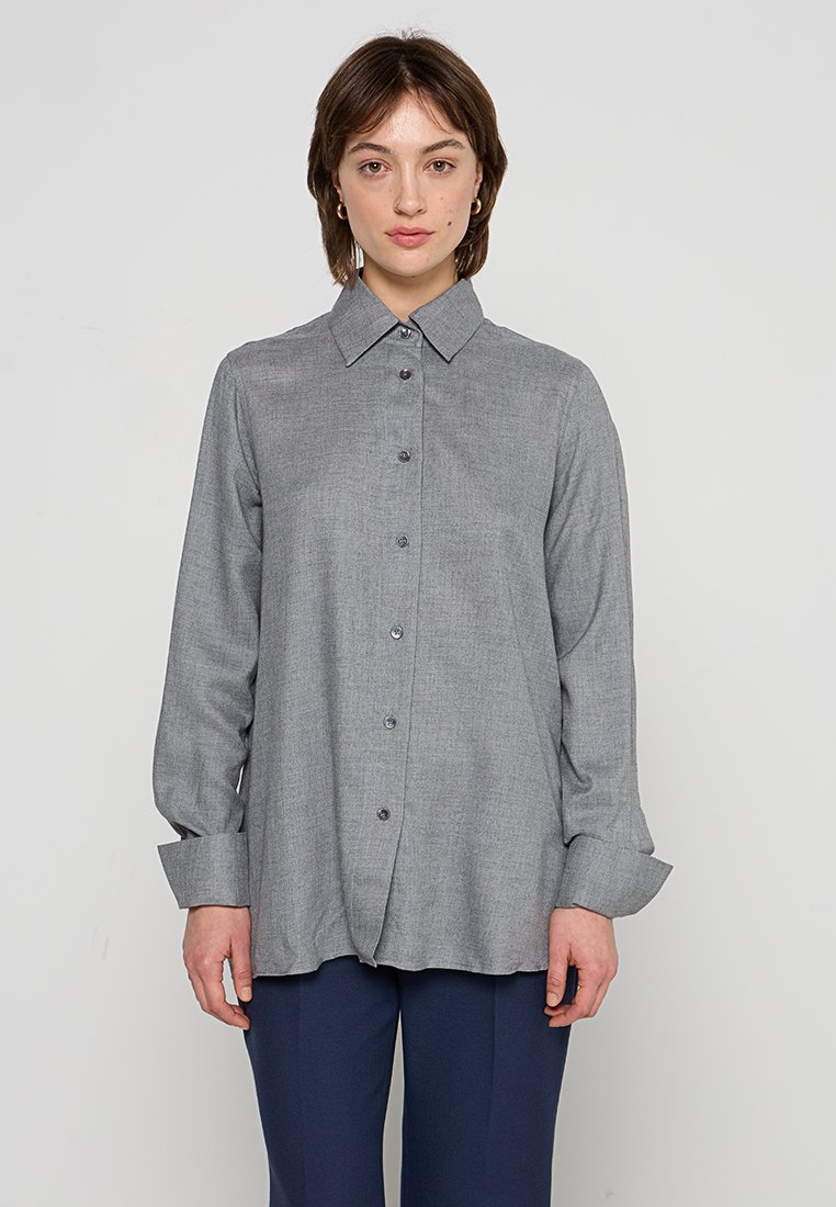 Grau bedrucktes Hemd mit Kragen, langen Ärmeln und lockerer Passform. Der Stoff hat eine subtile Textur mit sichtbaren Knöpfen an der Vorderseite.