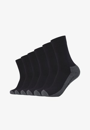 Czarne skarpetki w opakowaniu po sześć, z prążkowanymi ściągaczami i szarymi piętami. Gładka tekstura z wzmocnionymi strefami palców dla większej trwałości.