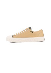 Sneakers in tela beige con punta in tela verde, suola in gomma bianca con motivo a diamante, e occhielli argentati con lacci bianchi.