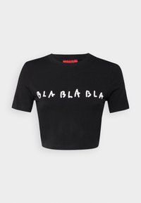 Czarny krótki t-shirt wykonany z bawełny, z krótkim rękawem i białym napisem "BLA BLA BLA" w zabawnym, odręcznym stylu na przodzie.