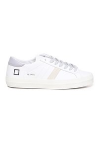 Sneakers bianchi in pelle con accenti grigi, suola in gomma testurizzata e due strisce diagonali strette beige. Presentano un logo quadrato nero.
