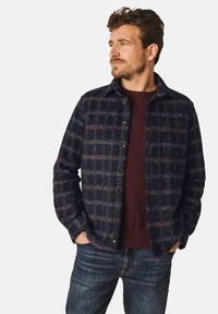 Marine flanellen overhemd met een geruit patroon in grijstinten en maroon, met een knoopsluiting aan de voorkant en twee borstzakken.