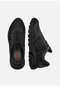 Czarne buty sportowe z siateczkowym wykończeniem i teksturowanymi detalami. Posiadają płaskie sznurówki oraz wyściełaną podeszwę. Logo widoczne z boku i na wkładce.