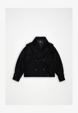 Must must topeltnööbiga vihmajope laiade kraedega, nööpidega varrukakääntega, küljetaskutega ja krae sees oleva "RAINS" sildiga.