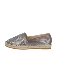 Espadrille grigio a pianta piatta con tomaia in metallo lucido e motivo decorativo. La suola in giuta intrecciata e il retro solido forniscono un contrasto.