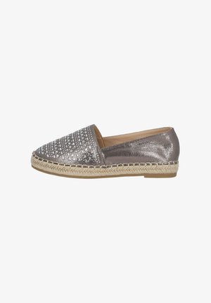 Espadrille plate grise avec un dessus argenté brillant présentant un motif décoratif. La semelle en jute tressé et le dos solide créent un contraste.