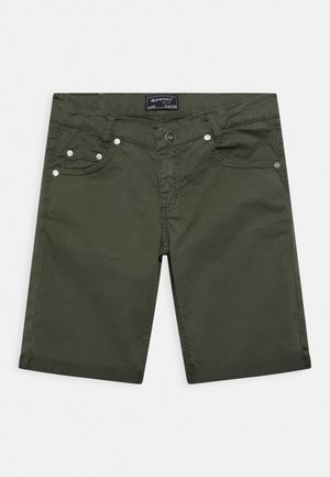 Olivgrüne Shorts aus Baumwolle mit Knopfverschluss, fünf Taschen und dekorativen silbernen Nieten an den vorderen Taschen und am Bund.