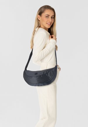 Borsa a spalla blu navy realizzata in tessuto liscio, caratterizzata da una forma a mezzaluna, tracolla regolabile e dettaglio del logo in rilievo sulla parte inferiore.
