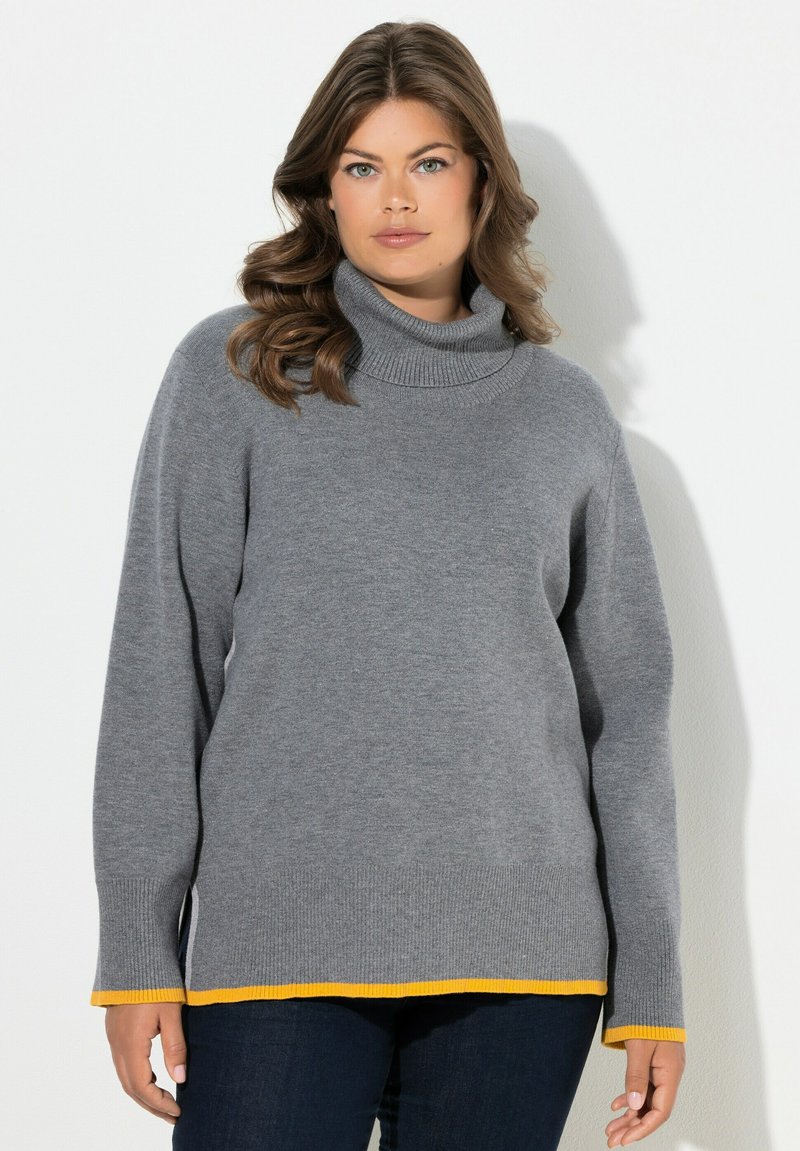 Maglione grigio a collo alto realizzato in un tessuto morbido. Presenta maniche lunghe e un accento giallo brillante all'orlo. Design a vestibilità rilassata.