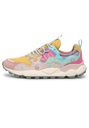 Sneaker multicolore con pannelli gialli, rosa, viola, turchese e beige, lacci bianchi e suola spessa e grigia con texture.