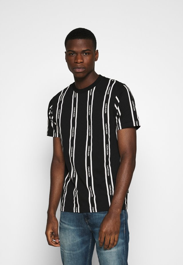 VERTICAL LOGO STRIPE - T-shirt imprimé - black