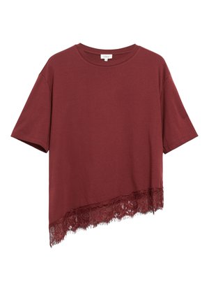 Kurzärmeliges dunkelrotes T-Shirt mit asymmetrischem Saum, der am unteren Rand mit Spitzenverzierung versehen ist.