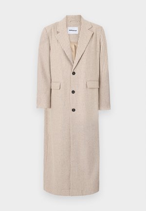 Beige hosszú kabát függőleges csíkokkal, textúrált anyagból készült, élénk gallérral, három gombbal és két oldalsó zsebbel.