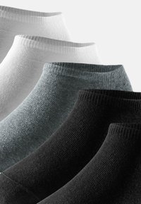 Sæt af fire ankelstrømper i hvid, lys grå, mørk grå og sort. Glat tekstur, ribbede manchetter og et enkelt design.