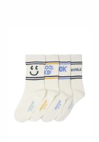 Vier Paare weiße Socken mit verschiedenen farbigen Akzenten. Die Designs umfassen ein Smiley-Gesicht, "COOL KID!" und den Text "STYLE". Gestreifte Muster an den Bündchen.