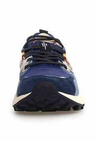 Scarpa da ginnastica blu con materiali misti, caratterizzata da suede testurizzato e tessuto sintetico, lacci decorati e una suola nera in gomma robusta.