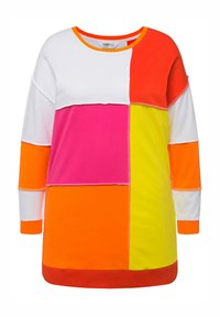 Sweatshirt s barevnými bloky zahrnujícími bílé, růžové, žluté, oranžové a červené panely. Měkká tkanina, kulatý výstřih a dlouhé rukávy s kontrastními manžetami.