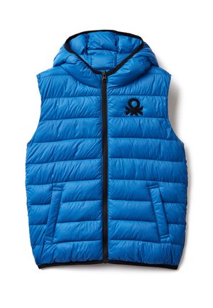 Niebieska pikowana kamizelka z suwakiem z przodu, kapturem i czarnymi akcentami. Posiada pikowaną teksturę oraz małe haftowane logo na piersi.