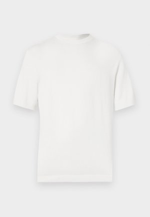T-shirt bianco a maniche corte in maglia con scollatura rotonda, caratterizzato da una texture liscia e dettagli a costine sul colletto e sull'orlo.