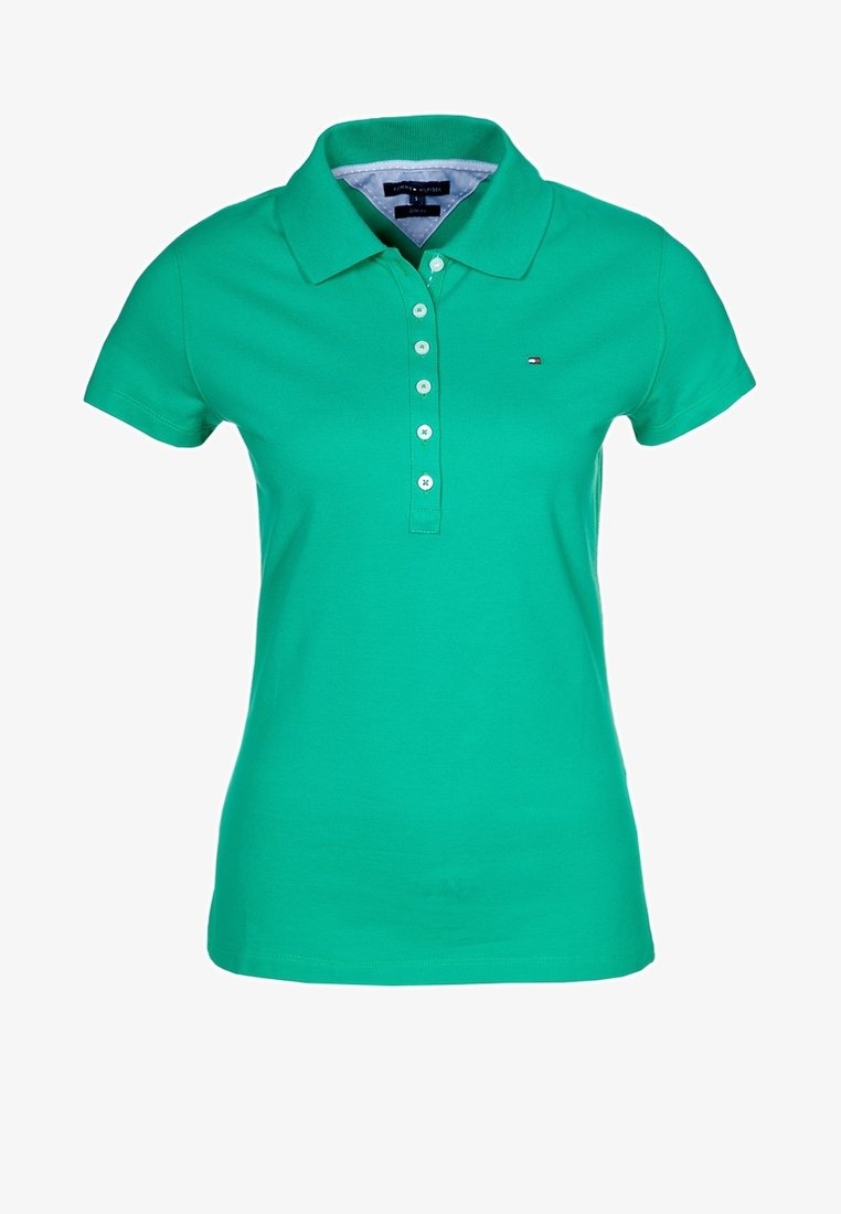 Polo vert à manches courtes avec col, cinq boutons blancs et un petit logo Tommy Hilfiger sur la poitrine gauche.