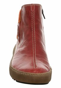 Stivale alla caviglia in pelle rossa con finitura liscia, cuciture a contrasto, zip laterale e morbidi dettagli in tessuto arancione. Suola piatta in gomma per il massimo comfort.
