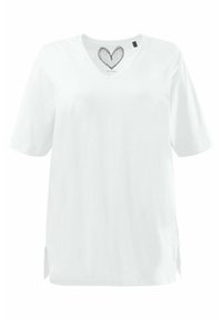 T-shirt bianco in cotone con scollatura a V, maniche corte e spacchi laterali. Presenta una grafica a forma di cuore all'interno del colletto. Texture liscia.
