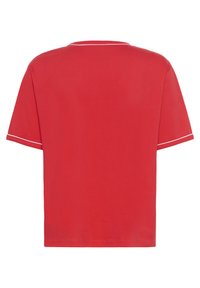 T-shirt en coton rouge à manches courtes, avec un col rond et des bordures blanches le long du col et des manches. Vue arrière unie.