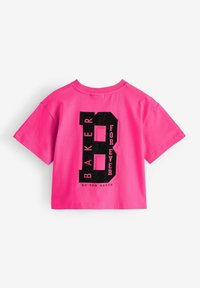 Lyserød bomulds cropped t-shirt med et stort sort grafisk motiv med "BAKER" og "FOREVER" samt logo-tekst i bunden. Korte ærmer, rund halsudskæring.