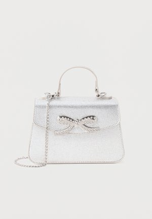 Liten sølvveske med topphåndtak, kjedestropp og dekorativ sløyfe med rhinestones på frontklaffen.