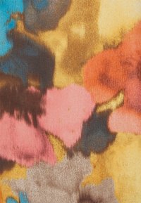 Motif abstrait sur tissu aux couleurs vives : bleu, rose, orange, marron et or. Texture douce avec des formes fusionnées et picturales.