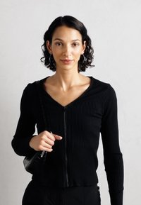 Anna Field Tossud - black