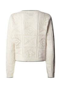 Bílý pletený svetr s dlouhým rukávem s texturovanými diamantovými a geometrickými vzory, žebrovanými manžetami a lemem s jemným šedým lemováním.